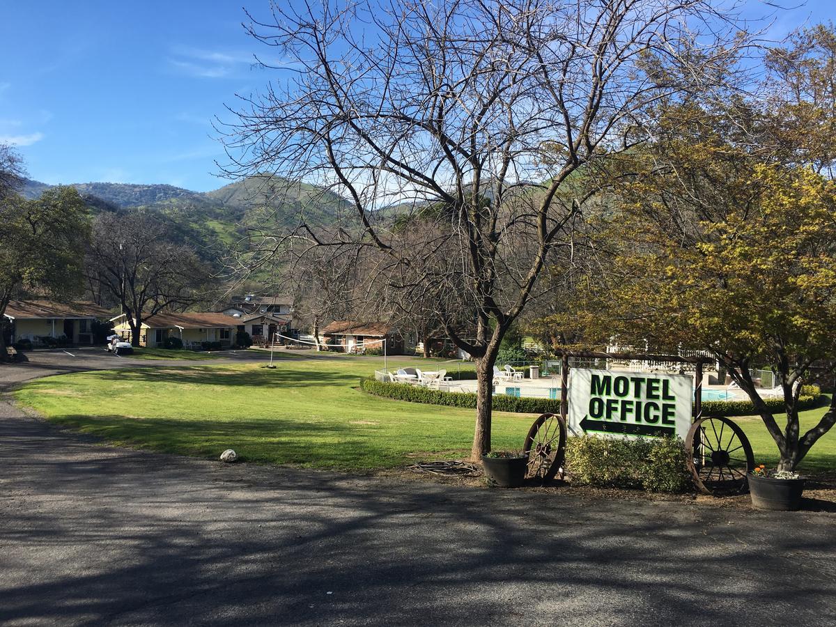 Lazy J Ranch Motel ทรีริเวอร์ส ภายนอก รูปภาพ